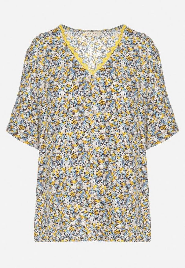 Born2be - Żółta Bluzka z Wiskozy z Dekoltem w Serek i Koronkowym Zdobieniem Folasena. Okazja: na co dzień. Typ kołnierza: dekolt w serek. Kolor: żółty. Materiał: wiskoza, koronka. Długość rękawa: krótki rękaw. Długość: krótkie. Wzór: aplikacja. Styl: casual, elegancki