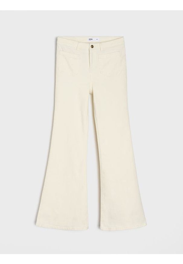Sinsay - Jeansy flare - kremowy. Kolor: kremowy