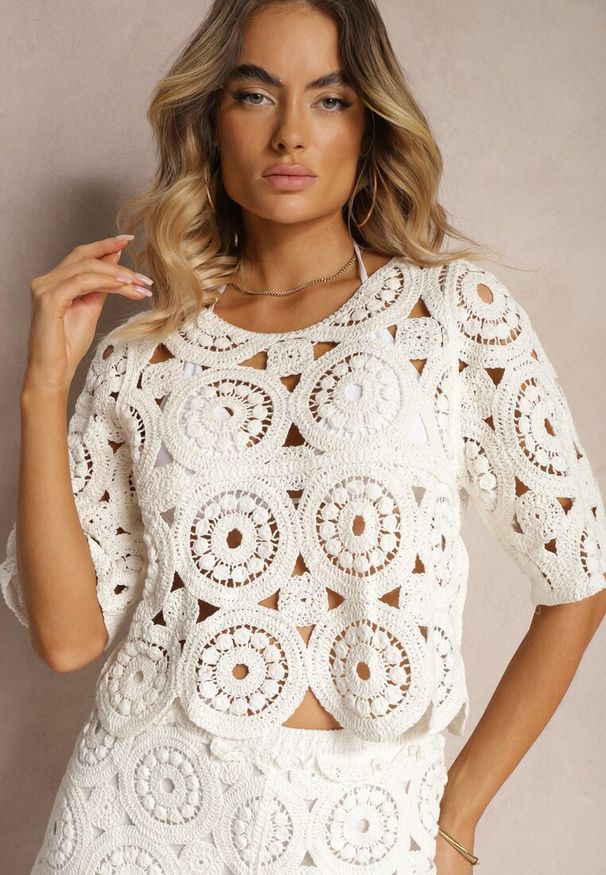Renee - Biała Bawełniana Bluzka z Ażurowym Wzorem Dlinea. Okazja: na co dzień. Kolor: biały. Materiał: bawełna. Wzór: ażurowy. Styl: casual, elegancki