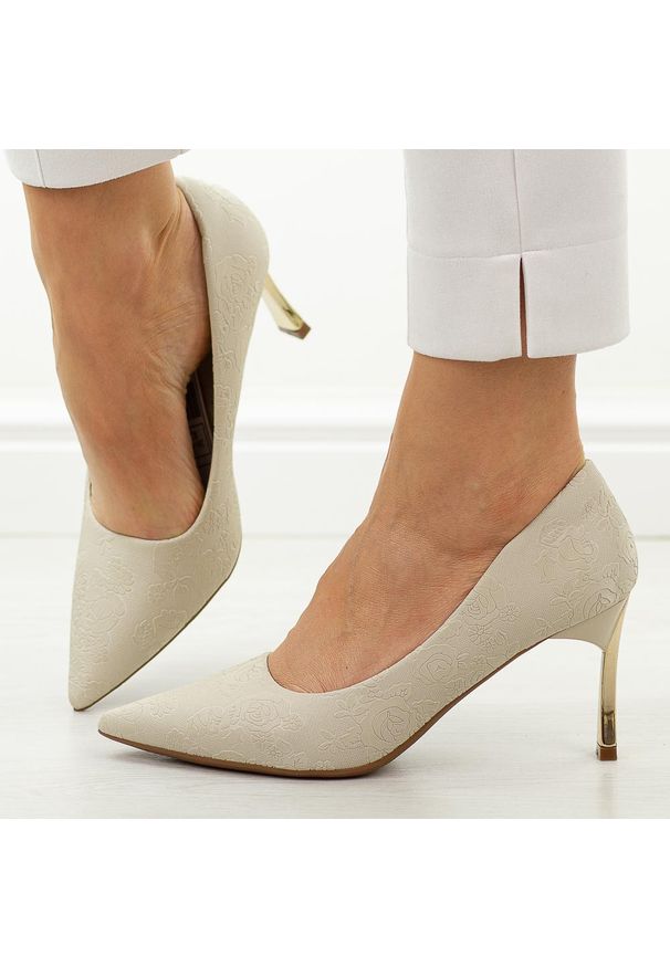 POTOCKI - Khaki szpilki damskie Potocki 41310. Okazja: na komunię, na ślub cywilny, na wesele, na imprezę. Kolor: brązowy. Szerokość cholewki: normalna. Wzór: kwiaty. Materiał: skóra. Sezon: wiosna, jesień, lato. Obcas: na szpilce. Styl: elegancki, klasyczny, wizytowy. Wysokość obcasa: średni