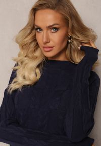 Renee - Granatowy Warkoczowy Sweter z Długim Rękawem i Ściągaczami Kaviss. Kolor: niebieski. Materiał: dzianina. Długość rękawa: długi rękaw. Długość: długie. Wzór: ze splotem. Styl: klasyczny #4