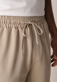 Born2be - Beżowe Szorty Dresowe z Bawełną i Sznurkami Leofiel. Okazja: na co dzień, na spacer. Kolor: beżowy. Materiał: bawełna, dresówka. Wzór: napisy. Styl: casual, klasyczny #6