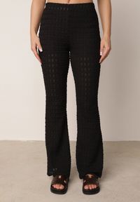 Born2be - Czarny Komplet z Tkaniny z Tłoczeniem Spodnie Dzwony i Marszczony Top Oranelle. Kolor: czarny. Materiał: tkanina #8