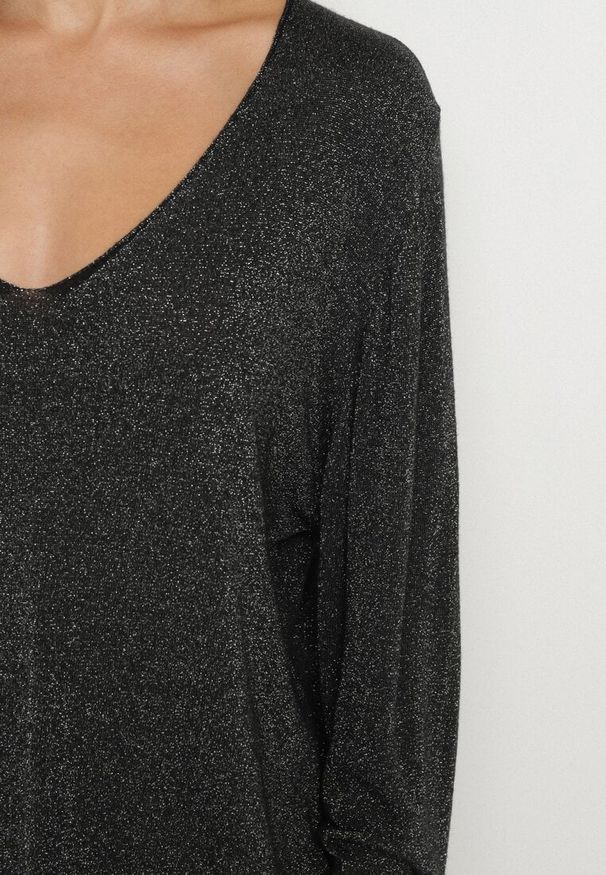 Born2be - Czarny Wiskozowy Sweter o Pudełkowym Kroju z Metaliczną Nitką Essmia. Okazja: na co dzień, na spacer. Typ kołnierza: dekolt w serek. Kolekcja: plus size. Kolor: czarny. Materiał: wiskoza. Styl: casual, klasyczny