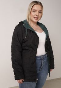 Born2be - Ciemnozielona Dwustronna Kurtka Przejściowa w Stylu Parki z Kapturem Tidala. Okazja: na co dzień. Typ kołnierza: kaptur. Kolekcja: plus size. Kolor: zielony. Materiał: poliester, jeans, materiał. Wzór: aplikacja. Styl: casual, klasyczny #5