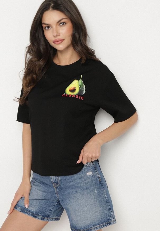 Born2be - Czarny T-shirt z Bawełną i Motywem Awokado Addixa. Okazja: na co dzień. Kolor: czarny. Materiał: bawełna. Styl: klasyczny, casual