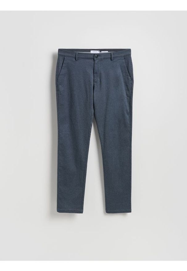 Reserved - Spodnie chino slim fit - granatowy. Kolor: niebieski. Materiał: tkanina, bawełna