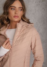 Renee - Beżowa Kurtka Przejściowa z Pikowaniem i Odpinanym Kapturem Edielitia. Okazja: na co dzień. Typ kołnierza: kaptur. Kolor: beżowy. Materiał: jeans, nylon. Styl: casual #3