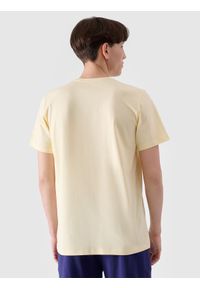 4f - T-shirt regular z nadrukiem męski - żółty. Okazja: na co dzień. Kolor: żółty. Materiał: jersey, dzianina, bawełna. Długość rękawa: krótki rękaw. Długość: krótkie. Wzór: nadruk. Styl: casual, klasyczny, sportowy