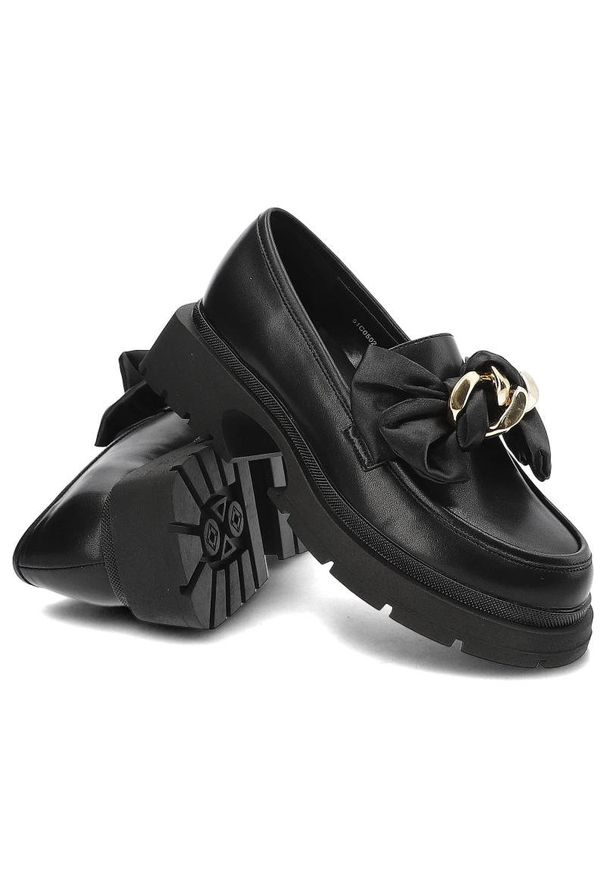 Półbuty damskie Artiker, cholewka z gładkiej skóry naturalnej z dekoracyjną kokardą i metalowym łańcuchem na podbiciu masywna podeszwa o grubej konst. Okazja: na co dzień, na randkę. Zapięcie: bez zapięcia. Kolor: czarny. Szerokość cholewki: normalna. Wzór: gładki, aplikacja. Materiał: skóra ekologiczna. Obcas: na obcasie. Styl: casual, elegancki. Wysokość obcasa: niski