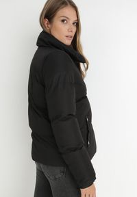 Born2be - Czarna Kurtka Pikowana ze Stójką Astasia. Typ kołnierza: kołnierzyk stójkowy. Kolor: czarny. Wzór: jednolity. Sezon: zima, jesień. Styl: elegancki #8