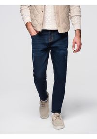 Ombre Clothing - Spodnie męskie jeansowe z przetarciami REGULAR FIT - ciemnoniebieskie V4 - Rozmiar: XXL. Okazja: na co dzień, do pracy. Kolor: niebieski. Materiał: jeans. Wzór: aplikacja. Styl: casual