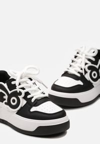 Born2be - Biało-Czarne Sneakersy na Grubej Podeszwie z Abstrakcyjną Aplikacją Cadisa. Kolor: biały. Wzór: aplikacja #6