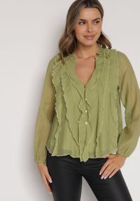 Born2be - Zielona Bluzka Koszulowa z Dekoltem w Serek Zdobiona Falbankami Nailiphis. Okazja: na co dzień, do pracy, na spotkanie biznesowe. Typ kołnierza: dekolt w serek, kołnierz z falbankami. Kolor: zielony. Materiał: jeans. Wzór: aplikacja. Styl: biznesowy, klasyczny, casual, elegancki #1
