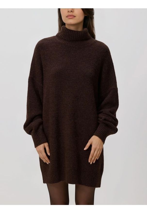 Reserved - Długi sweter z golfem - ciemnobrązowy. Typ kołnierza: golf. Kolor: brązowy. Materiał: dzianina, wełna. Długość: długie