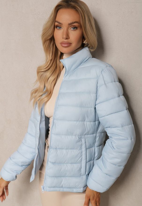 Renee - Jasnoniebieska Kurtka z Pikowaną Odpinaną Stroną i Odpinanym Kapturem Doriona. Okazja: na spacer, na co dzień, na spotkanie biznesowe, do pracy. Kolor: niebieski. Materiał: jeans. Sezon: jesień. Styl: casual, biznesowy, elegancki