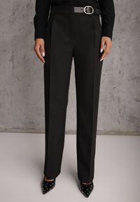 Renee - Czarne Spodnie Garniturowe na Kant VICES Zdobione Zapięciem z Klamrą Azisore. Okazja: na imprezę. Kolor: czarny. Materiał: jedwab, skóra. Wzór: aplikacja #6