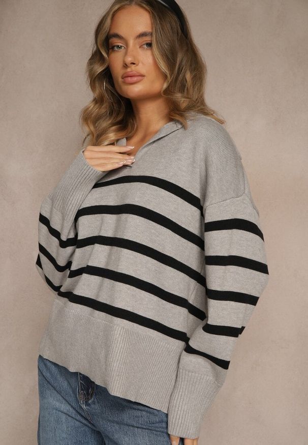 Renee - Czarno-Szary Sweter w Paski z Dekoltem w Serek z Kołnierzykiem Ralinavia. Okazja: na co dzień. Typ kołnierza: dekolt w serek. Kolor: czarny. Materiał: jeans. Długość rękawa: długi rękaw. Długość: długie. Wzór: paski. Styl: casual, klasyczny