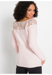 Sweter z koronką bonprix pastelowy jasnoróżowy. Kolor: różowy. Materiał: akryl, koronka, materiał, bawełna, elastan, poliamid. Wzór: koronka #2