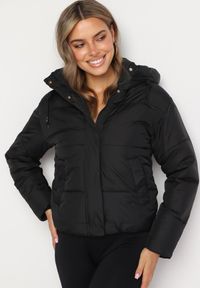 Born2be - Czarna Pikowana Kurtka Puffer z Kapturem Miviera. Okazja: na spacer, na co dzień. Typ kołnierza: kaptur. Kolor: czarny. Materiał: dzianina, jeans. Sezon: zima. Styl: casual #1
