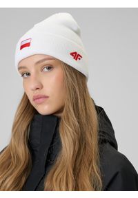 4f - 4F Czapka beanie uniseks - biała Uniwersalny. Kolor: biały. Materiał: dzianina. Sezon: zima. Styl: casual, klasyczny, sportowy #1