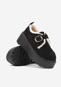 Born2be - Czarne Śniegowce na Grubej Podeszwie z Paskiem z Klamerką i Futerkiem Uwedina. Nosek buta: okrągły. Zapięcie: pasek. Kolor: czarny. Materiał: futro. Sezon: zima. Obcas: na obcasie. Styl: klasyczny. Wysokość obcasa: średni #6