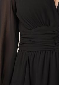 Born2be - Czarna Romantyczna Sukienka Koktajlowa z Falbanami i Marszczeniem w Pasie Aranilla. Typ kołnierza: kołnierz z falbankami. Kolor: czarny. Materiał: tkanina, materiał. Wzór: gładki, aplikacja. Typ sukienki: rozkloszowane. Styl: wizytowy #5