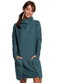 Be Active - Dzianinowa sukienka z golfem i dużymi kieszeniami bawełniana zielona. Typ kołnierza: golf. Kolor: zielony. Materiał: bawełna, dzianina. Sezon: jesień, zima #1