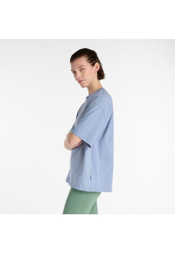 Koszulka damska New Balance WT51940DUS – niebieska. Kolor: niebieski. Materiał: bawełna, materiał. Wzór: napisy