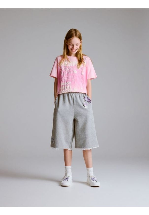 Reserved - Szorty jordsy Kuromi - jasnoszary. Kolor: szary. Materiał: bawełna