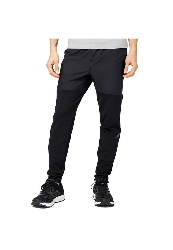 Spodnie New Balance MP23287BK - czarne. Kolor: czarny. Materiał: dresówka, poliester. Sport: turystyka piesza, fitness, wspinaczka
