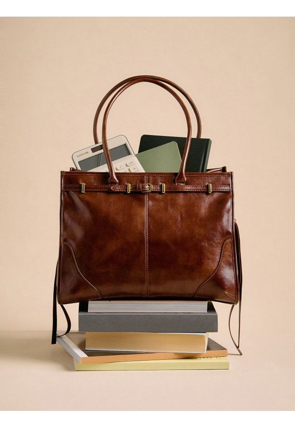 Reserved - Torebka z ozdobnym paskiem - brązowy. Kolor: brązowy. Materiał: skórzane