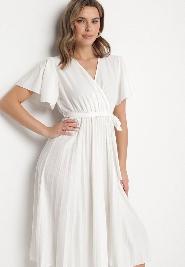 Born2be - Biała Sukienka Plisowana z Dekoltem w V z Paskiem w Talii Zolseki. Okazja: na co dzień. Kolor: biały. Styl: klasyczny, casual