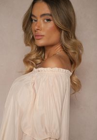 Renee - Jasnoróżowa Bluzka z Wiskozą Ozdobiona Falbanami Melzivia. Okazja: na co dzień, na spacer. Kolor: różowy. Materiał: wiskoza. Wzór: aplikacja. Sezon: lato, wiosna. Styl: elegancki, casual #4