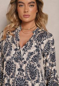 Renee - Granatowa Bawełniana Sukienka o Rozkloszowanym Kroju w Ornamentalny Print Laniwea. Okazja: na co dzień. Kolor: niebieski. Materiał: bawełna. Wzór: nadruk. Styl: casual #4