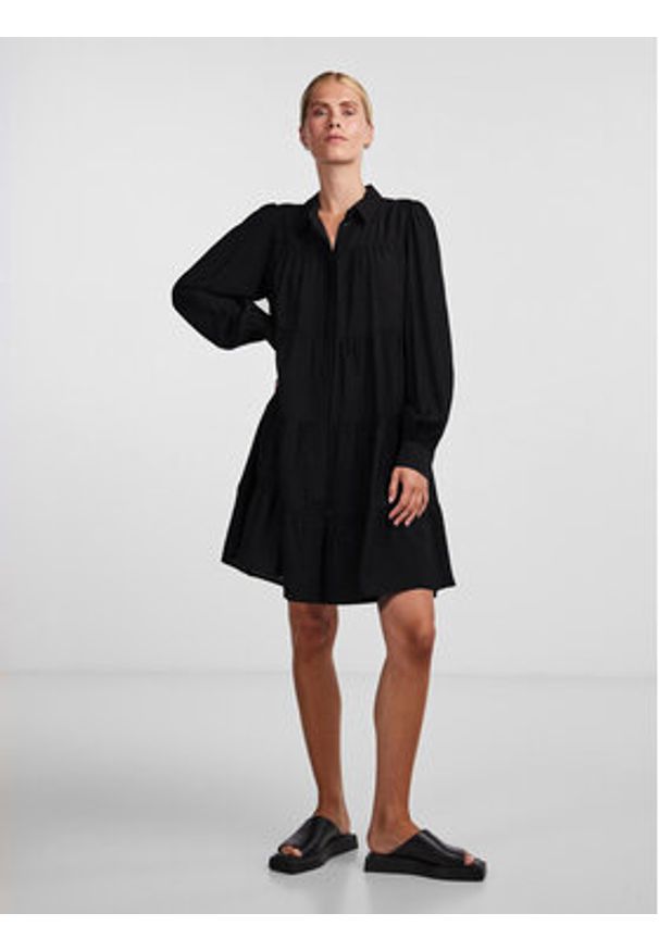 YAS Sukienka koszulowa Pala 26030720 Czarny Loose Fit. Kolor: czarny. Materiał: wiskoza. Typ sukienki: koszulowe