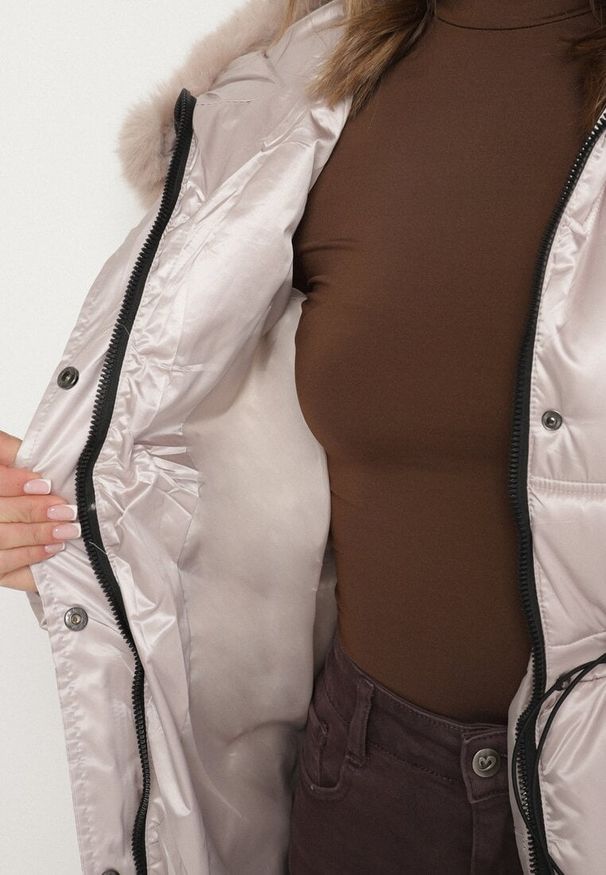 Born2be - Beżowa Pikowana Kurtka o Długim Kroju ze Ściągaczem w Talii i Kapturem Galita. Okazja: na co dzień. Kolor: beżowy. Materiał: dzianina, poliester, jeans, futro. Długość: długie. Styl: casual, elegancki