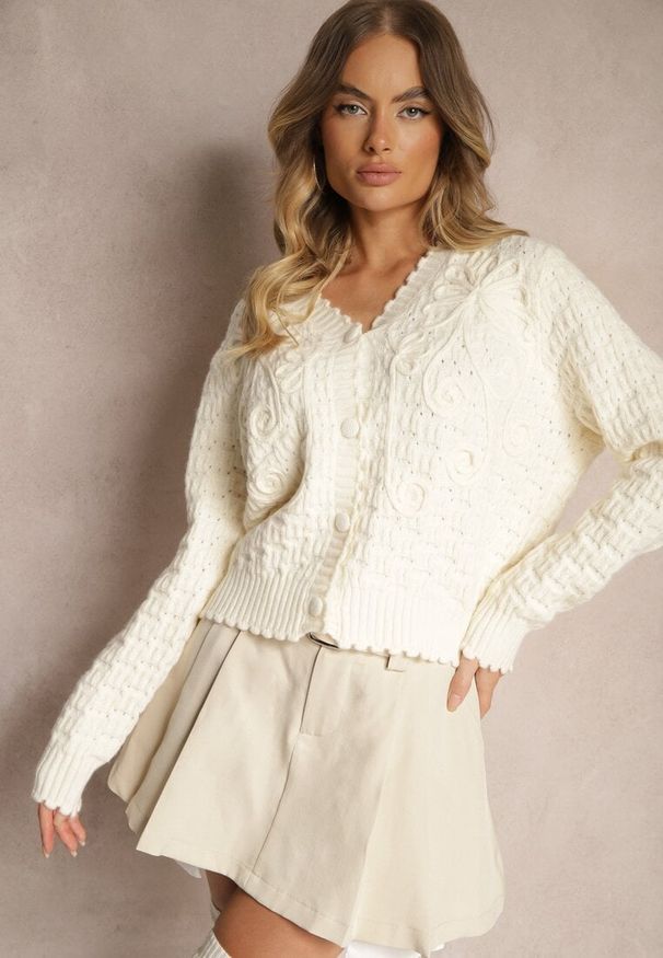 Renee - Beżowy Kardigan w Stylu Oversize z Guzikami i Ozdobnymi Tłoczeniami Palabia. Kolor: beżowy. Sezon: zima