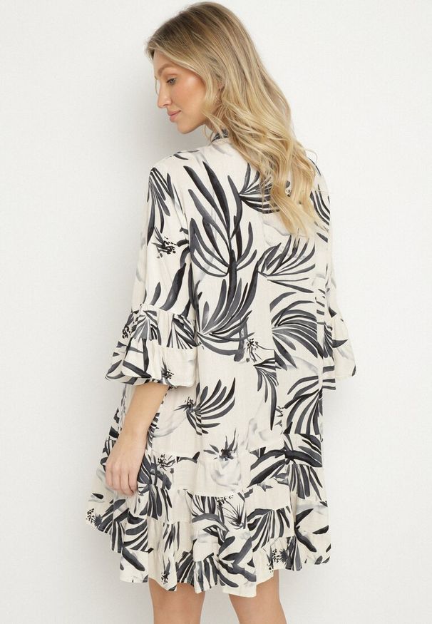 Born2be - Ciemnoszara Sukienka z Wiskozy o Rozkloszowanym Kroju z Falbanami w Roślinny Wzór Ridiara. Okazja: na imprezę, na co dzień. Typ kołnierza: dekolt w serek. Kolor: szary. Materiał: wiskoza. Typ sukienki: rozkloszowane. Styl: elegancki, casual, klasyczny