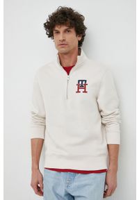 TOMMY HILFIGER - Tommy Hilfiger bluza męska kolor beżowy z aplikacją. Kolor: beżowy. Materiał: bawełna. Długość: krótkie. Wzór: aplikacja #1