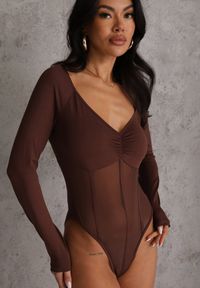 Renee - Brązowe Body Vices o Fasonie Longsleeve z Dekoltem w Kształcie V Asstre. Okazja: na randkę, na co dzień. Typ kołnierza: dekolt w kształcie V. Kolor: brązowy. Materiał: jeans, skóra. Długość rękawa: długi rękaw. Długość: długie. Styl: casual, klasyczny #8