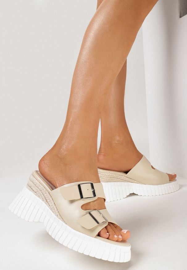 Born2be - Beżowe Klapki na Koturnie Wsuwane z Klamrami przy Paseczkach Vezlira. Kolor: beżowy. Sezon: lato. Obcas: na koturnie. Styl: boho, elegancki