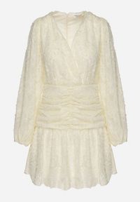 Born2be - Jasnobeżowa Koronkowa Sukienka z Kopertowym Dekoltem i Marszczeniami Labisse. Okazja: na co dzień. Typ kołnierza: dekolt kopertowy. Kolor: beżowy. Materiał: koronka. Typ sukienki: kopertowe. Styl: casual, klasyczny #4