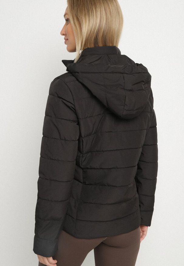 Born2be - Czarna Kurtka Przejściowa z Kapturem i Ozdobnym Pikowaniem Cilvessa. Okazja: na spacer, na co dzień. Typ kołnierza: kaptur. Kolor: czarny. Materiał: jeans, poliester. Styl: klasyczny, casual, elegancki