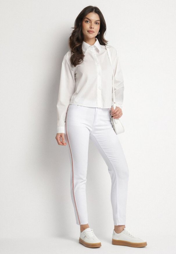Born2be - Białe Spodnie Skinny z Wysokim Stanem i Lampasami Nimirene. Okazja: na co dzień. Stan: podwyższony. Kolor: biały. Styl: elegancki, casual