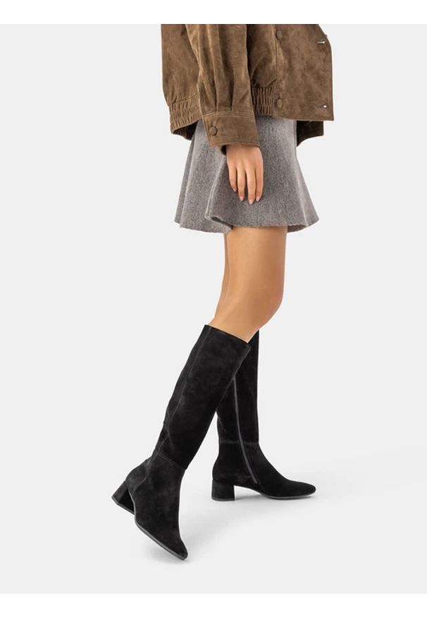 Ryłko - Czarne kozaki na słupku. Zapięcie: zamek. Kolor: czarny. Szerokość cholewki: normalna. Wysokość cholewki: przed kolano. Materiał: welur, skóra. Sezon: lato. Obcas: na słupku. Styl: elegancki, klasyczny. Wysokość obcasa: średni