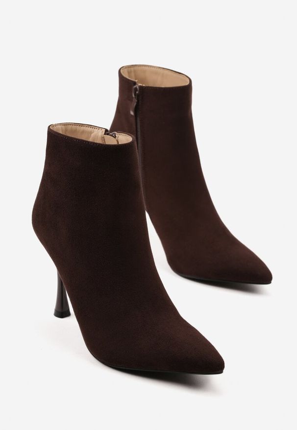 Renee - Brązowe Botki na Szpilce Vices w Klasycznym Stylu Tikolisse. Okazja: na co dzień. Kolor: brązowy. Materiał: skóra, jeans. Obcas: na szpilce. Styl: klasyczny
