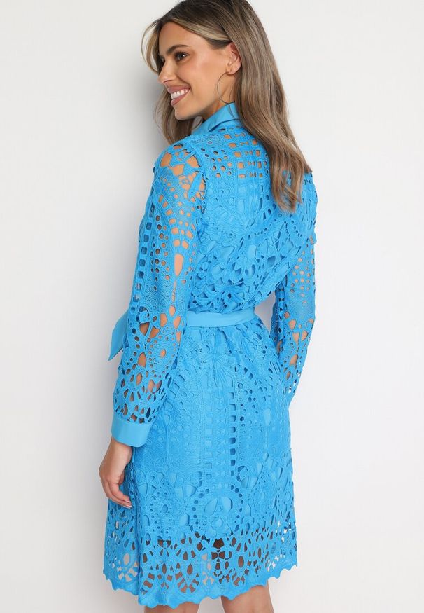 Born2be - Niebieska Ażurowa Sukienka Koszulowa Mini z Wiązanym Paskiem Jolira. Kolor: niebieski. Materiał: materiał, tkanina. Wzór: ażurowy. Typ sukienki: koszulowe. Długość: mini