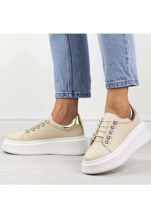 Beżowe skórzane sneakersy damskie DiA 628. Okazja: na co dzień. Kolor: beżowy. Materiał: skóra. Szerokość cholewki: normalna. Sezon: wiosna, jesień, lato. Obcas: na platformie