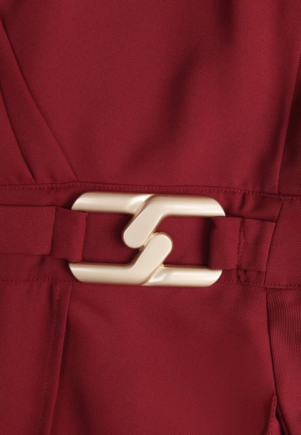 Renee - Bordowa Elegancka Sukienka o Kopertowym Kroju Zdobiona Aplikacją w Talii Zilendra. Kolor: czerwony. Wzór: aplikacja. Typ sukienki: kopertowe. Styl: elegancki